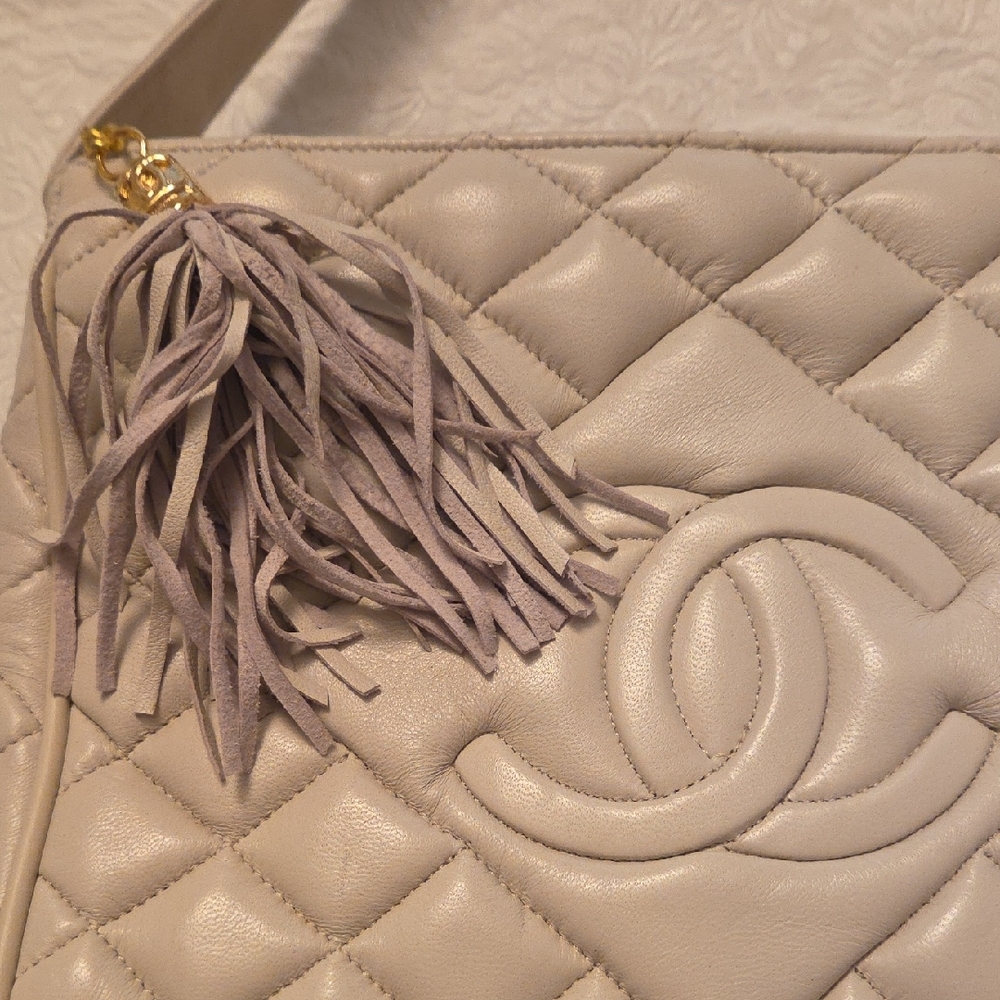 NWOT Chic Ivory Quilted Soft Genuine Leather Shoulder Bag - Picture 10 of 13